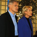 Clemens Richter (Frank-Thomas Mende)   "Was ist denn?", fragte Clemens Richter seine Frau Vera Richter (Angela Neumann) und sprach damit den ersten Satz in der seit 11. Mai 1992 ausgestrahlten Serie "GZSZ". Und es sollten noch viele weitere folgen: 18 Jahre spielte er in der Daily-Soap eine der Hauptrollen. Vor allem privat ging es turbulent zu: Seine Ehe mit Vera wurde geschieden, nachdem beide immer wieder Affären hatten. Spätere Beziehungen zu Anna Meisner (Simone Hanselmann) und Susanne Limbach (Sonja Schmidt) zerbrachen, weil beide psychisch krank wurden. Um das Sorgerecht für seinen Enkel Felix zu bekommen, ging Clemens eine Scheinehe mit Elisabeth Meinhart (Lisa Riecken) ein und verliebt sich in sie. Nach seinem Ausstieg bei "GZSZ" spielte Frank-Thomas Mende im August 2011 noch einmal den Clemens Richter und kehrte zur Beerdigung von Verena Koch (Susan Sideropoulos) zurück.