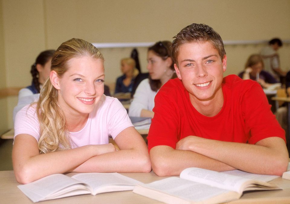 John Bachmann (Felix von Jascheroff)  John Bachmann ist bestimmt eine der bekanntesten "GZSZ"-Figuren. Kein Wunder: Er fing vor 13 Jahren als frecher Schüler an und hatte seitdem ein bewegtes Leben. So schoss er einer Exfreundin ins Knie, musste ein Flugzeug notlanden, hatte Jo Gerner (Wolfgang Bahro) als Stiefvater, schlief mit seiner Halbschwester, war in einem U-Bahn-Tunnel eingeschlossen, musste sich scheiden lassen, weil seine Frau lesbisch wurde und zusehen, wie seine Exfreundin mit dem gemeinsamen Kind nach Kanada auswanderte. Gerade hat Felix von Jascheroff verkündet, dass er 2014 aus der Serie aussteigen wird. Privat war er übrigens mit Franziska Dilger verheiratet, die von 1999 bis 2001 das Straßenkind Inka Berent bei "GZSZ" verkörperte. Die beiden haben zwei gemeinsame Kinder, ließen sich jedoch 2009 scheiden.