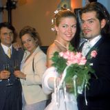 Cora Hinze (Nina Bott)  Nach vielen Höhen und Tiefen ist Cora mit ihrem Freund Nico (Raphael Vogt) glücklich und die beiden werden Eltern. Doch dann wird Tochter Antonia von Barbara Graf (Mona Klare) entführt. Später verliebt sich Cora in Leon (Daniel Fehlow), der aus einem Zeugenschutzprogramm zurück nach Berlin gekehrt ist. Die beiden heiraten. Cora bekommt wenig später dennoch ein Kind mit ihrem Ex Nico, um die an Leukämie erkrankte Antonia zu retten. Ihr Geschwisterchen soll als Knochenmarkspender dienen. Später zieht Cora mit ihren Kindern zu Leons Schwester Vanessa und dessen Mann nach Taiwan.   Nina Bott blieb der Serienlandschaft auch nach ihrem Ausstieg bei "GZSZ" treu. Von 2008 bis 2010 spielte sie in der RTL-Serie "Alles was zählt" mit. Von 2011 bis 2012 war sie außerdem als Julia Mendes in "Verbotene Liebe" zu sehen.