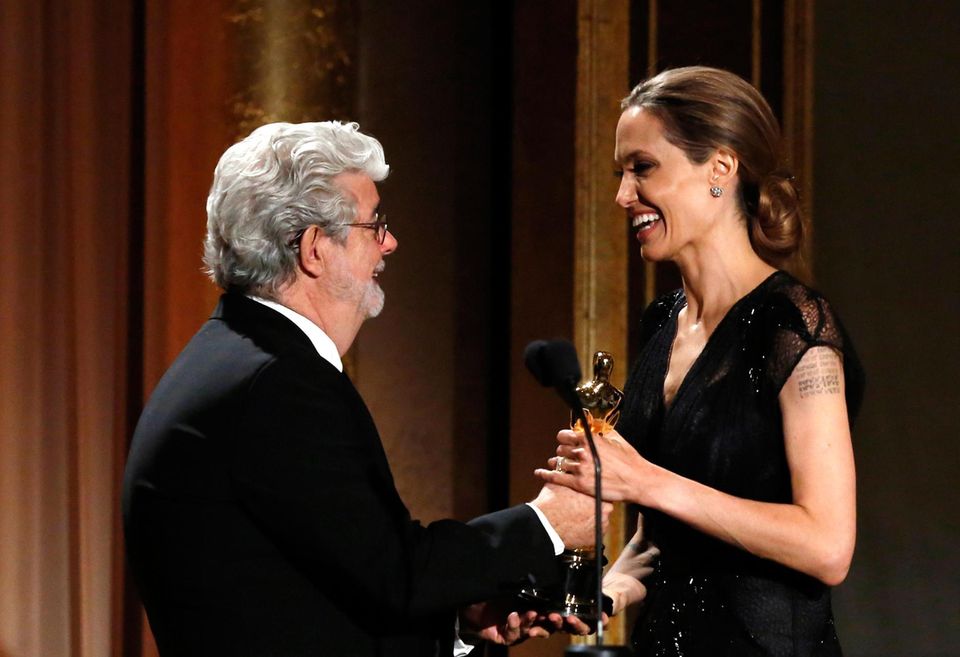 Aus den Händen von George Lucas nimmt Angelina Jolie den "Jean Hersholt Humanitarian Award" für ihre Arbeit in der Flüchtlingshilfe entgegen. Der Preis wird von der Oscar-Academy (AMPAS) jährlich schon vor der großen TV-übertragenen Preisverleihung im Februar vergeben. Aus den Händen von George Lucas nimmt Angelina Jolie den "Jean Hersholt Humanitarian Award" für ihre Arbeit in der Flüchtlingshilfe entgegen. Der Preis wird von der Oscar-Academy (AMPAS) jährlich schon vor der großen TV-übertragenen Preisverleihung im Februar vergeben.