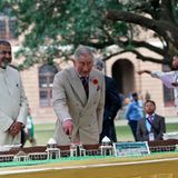 Freude über den royalen Besuch: Im selben Institut darf der Prinz of Wales zur Feier des Tages einen Kuchen anschneiden.