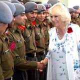 Auch Camilla begrüßt die indischen Soldaten.