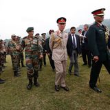 Die Offiziere der indischen Armee zeigen Prinz Charles ihr Gebiet.