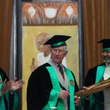 Im Forest Research Institut wird Charles ein Ehrendiplom im Bereich Forstwissenschaft verliehen.
