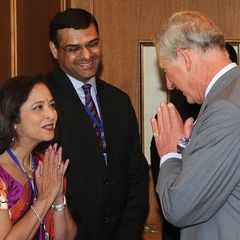Prinz Charles grüßt Wati Piramal, eine einflussreiche indische Geschäftsfrau, vor einem Meeting im "Taj-Mahal"-Hotel.