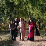 Währenddessen besichtigt Prinz Charles die Navdanya Bija Vidyapeeth Farm in Dehradun.