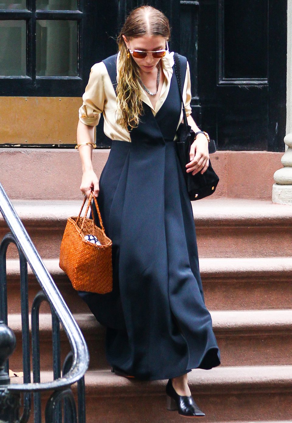 Nicht nur das Kleid von Ashley Olsen scheint aus einer anderen Zeit zu stammen, auch ihre letzte Haarwäsche scheint deutlich in der Vergangenheit zu liegen. Gebückte Haltung und Schlabber-Bluse lassen die ehemalige Style-Queen Ende 2015 zu Granny-Olsen werden.