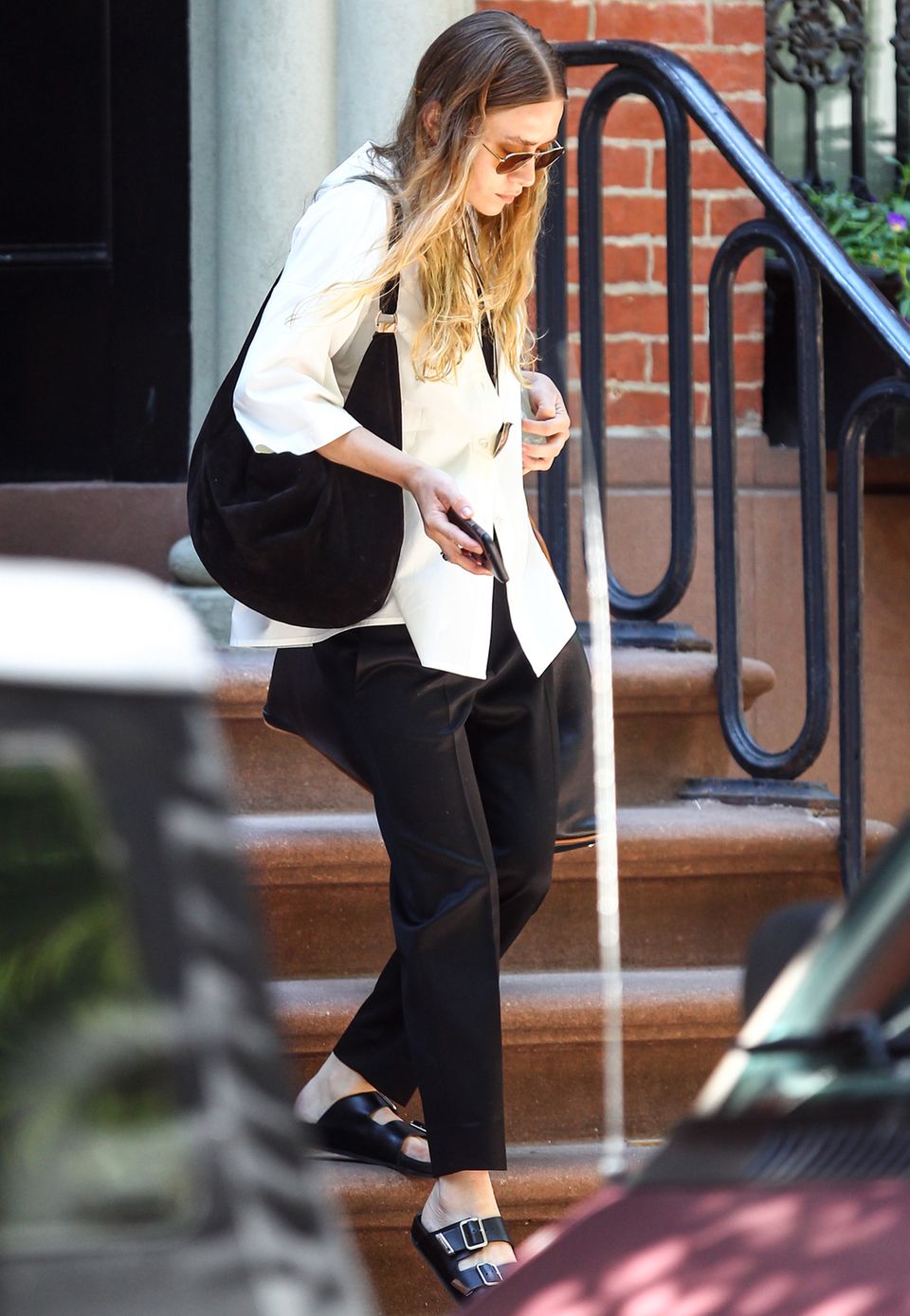Ihre Verwandlung zur Fashionista im Oma-Look deutet sich bereits einige Wochen zuvor an. Das viel zu große Sakko hält Ashley Olsen mit einer Öko-Brosche zusammen und stimmt diese auf ihre Latschen ab, die sie im vergangenen Jahr - keiner weiß wieso - zu ihren neuesten Liebelingsschuhen kürte.