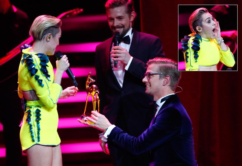 Joko Winterscheidt geht vor Miley Cyrus in die Knie, um ihr den Bambi zu übergeben. Klaas Heufer-Umlauf freut sich. Joko Winterscheidt geht vor Miley Cyrus in die Knie, um ihr den Bambi zu übergeben. Klaas Heufer-Umlauf freut sich.