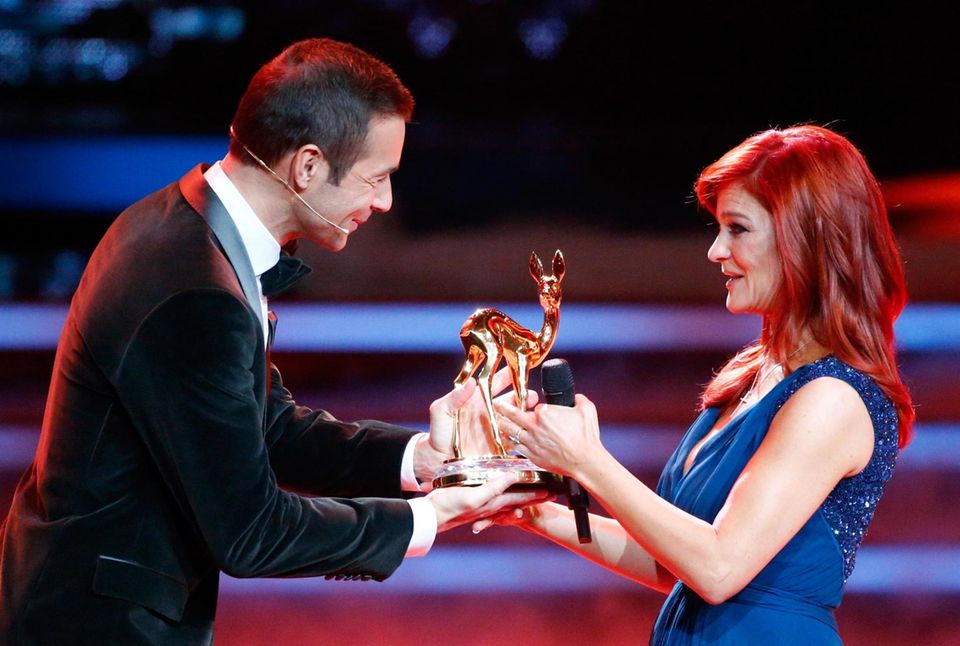 Kai Pflaume überreicht der zu Tränen gerührten Andrea Berg einen Sonderpreis der Jury. Kai Pflaume überreicht der zu Tränen gerührten Andrea Berg einen Sonderpreis der Jury.