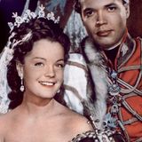 "Sissi"  Jedes Jahr zu Weihnachten kehrt "Sissi", gespielt von Romy Schneider, auf die Bildschirme zurück. Der österreichische Historienfilm erzählt in insgesamt drei Teilen die Geschichte der jungen Kaiserin Elisabeth.