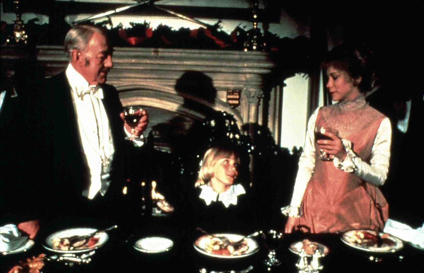 "Der kleine Lord"  Der britische Fernsehfilm "Little Lord Fauntleroy" von 1980 basiert auf dem gleichnamigen Roman von Frances Hodgson Burnett. In den Hauptrollen spielen Alec Guinness und Ricky Schroder. In Deutschland wird der Film bereits seit 1982 in der Weihnachtszeit ausgestrahlt und besitzt inzwischen Kultstatus.