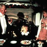 "Der kleine Lord"  Der britische Fernsehfilm "Little Lord Fauntleroy" von 1980 basiert auf dem gleichnamigen Roman von Frances Hodgson Burnett. In den Hauptrollen spielen Alec Guinness und Ricky Schroder. In Deutschland wird der Film bereits seit 1982 in der Weihnachtszeit ausgestrahlt und besitzt inzwischen Kultstatus.