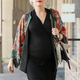 Gwen Stefanis farbenfroher Seidenkimono ist ein schöner Kontrast zum sonst schwarzen Outfit.