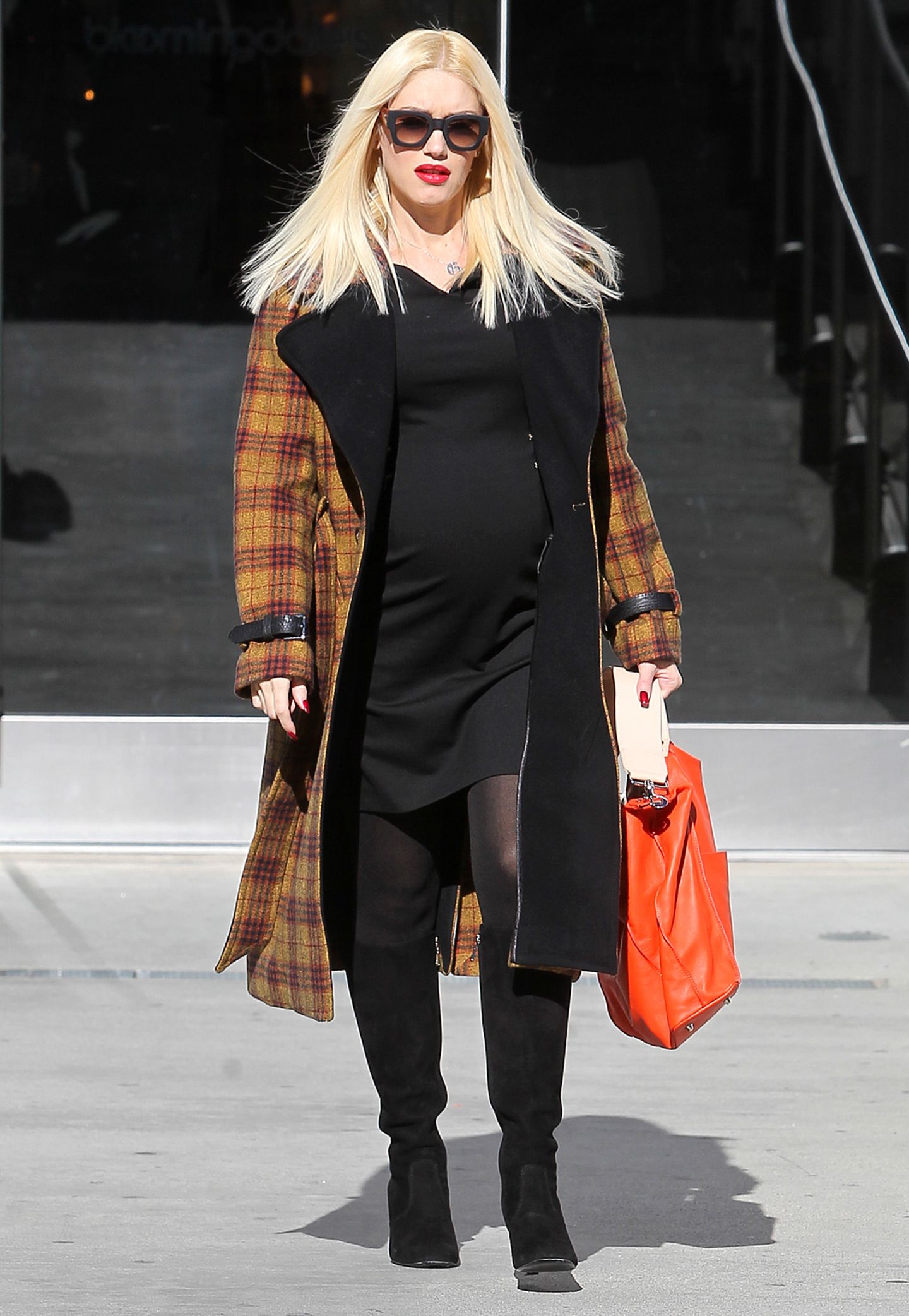 Winterliche Farben und eine matt-schwarze Sonnenbrille im Oversize-Format bestimmen den komfortablen Look von Gwen Stefani.
