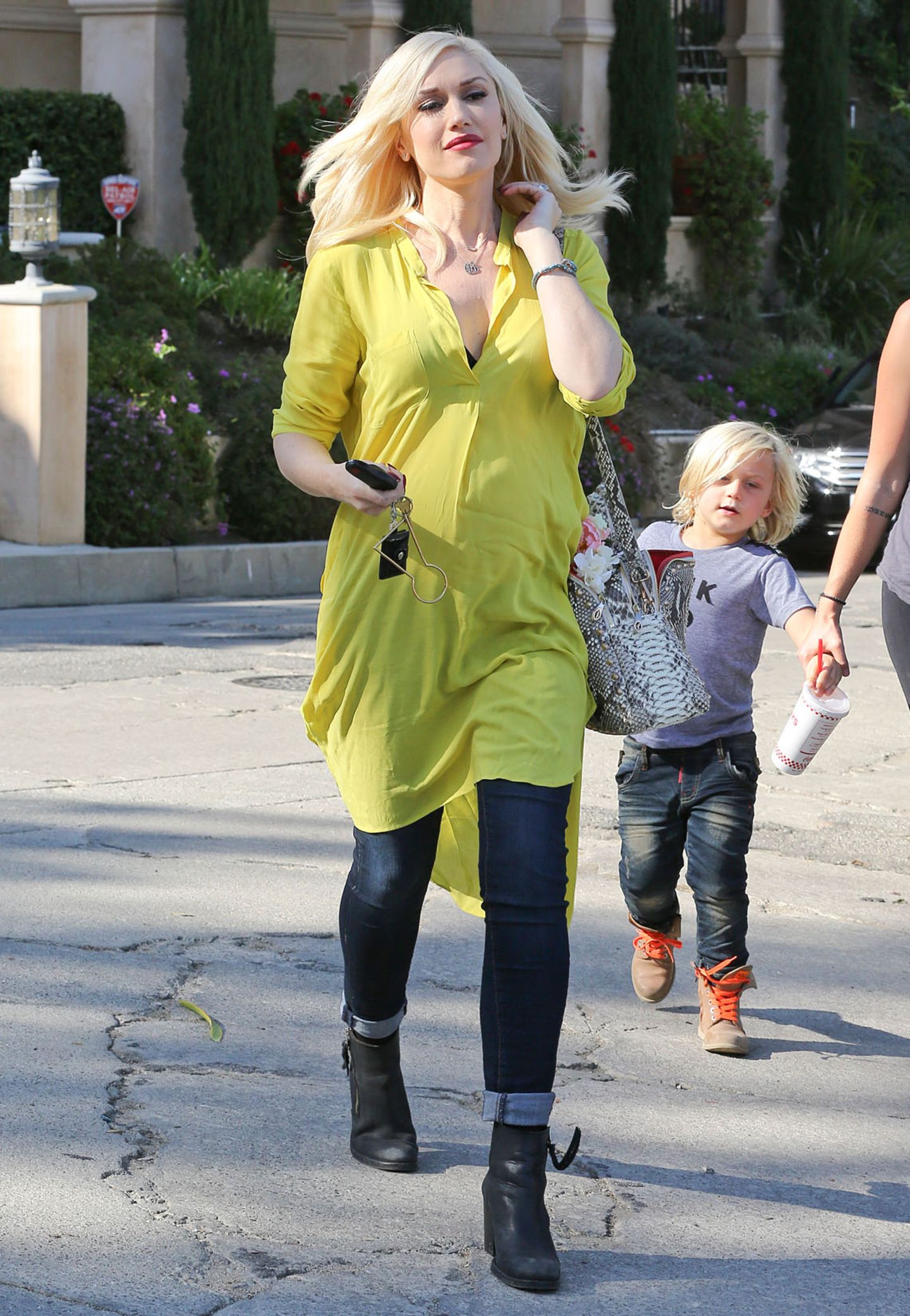 Farbklecks: In der neongelben Tunika getragen mit dunkler Slim-Jeans ist Gwen Stefani nicht zu übersehen.