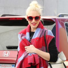 Hohoho! Weihnachtlich rot mit karierter, langer Wollweste zeigt sich Gwen Stefani beim Last-Minute-Shopping in L.A.