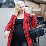 Gwen Stefani bevorzugt mit wachsendem Babybauch schwarze Kleidung mit farbigen Akzenten wie diesem roten Mantel im Schotten-Look.