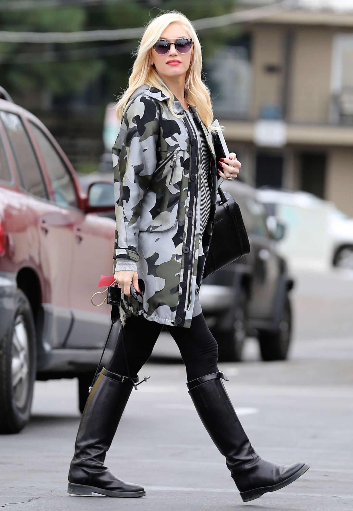 Reiterstiefel und Camouflage-Jacke: Auch der etwas derbere Military-Look steht Gwen Stefani hervorragend.