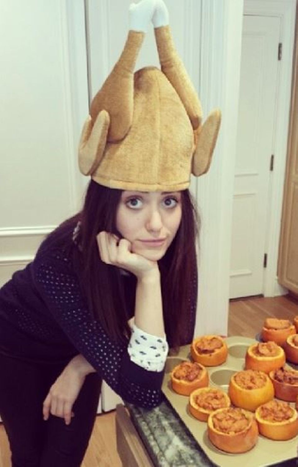 Emmy Rossum hat ihren Turkey-Hut für das Fest aus dem Schrank gekramt.