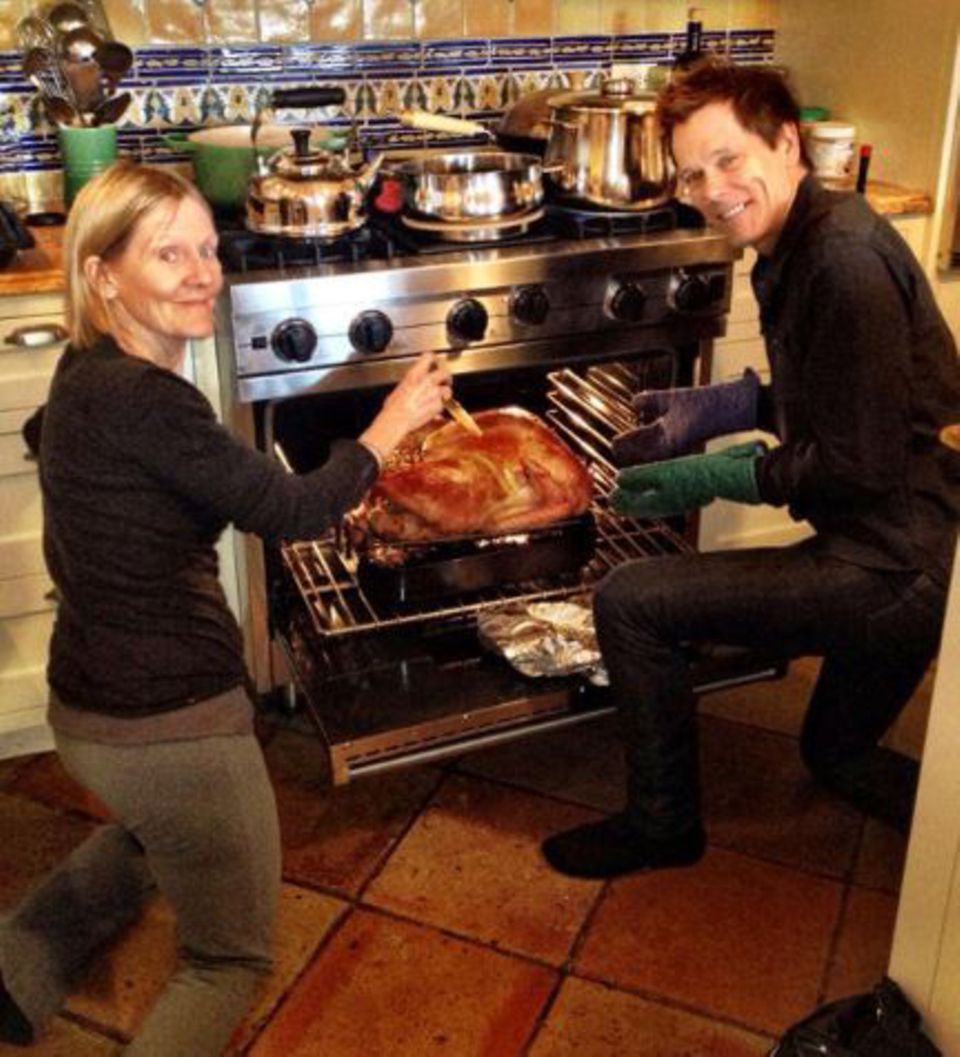 Kevin Bacon bereitet gemeinsam mit seiner Schwester das Festtagsmahl.