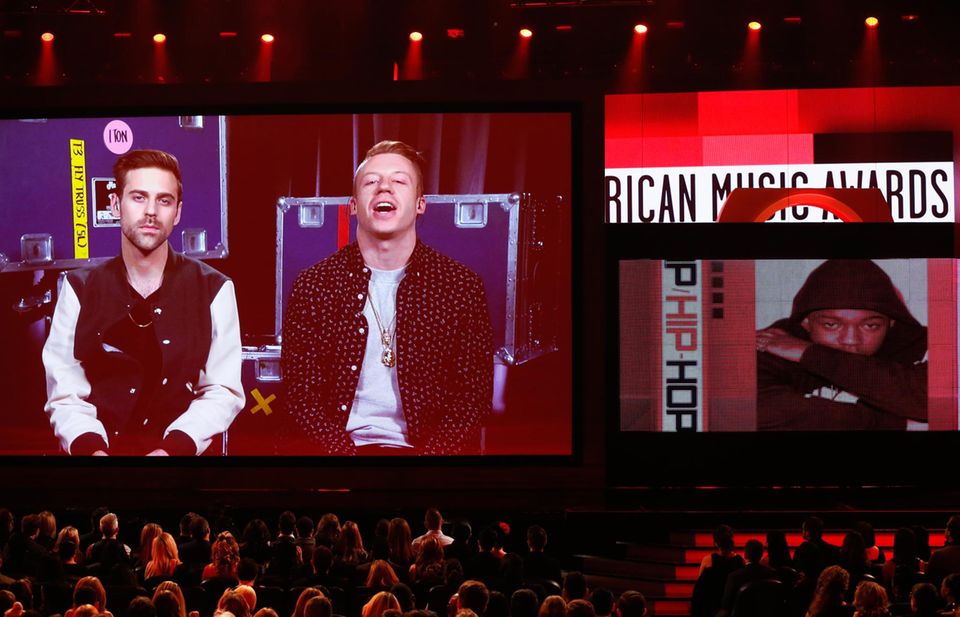 Ryan Lewis und Macklemore bedanken sich per Schalte für die Auszeichnungen in den Kategorien "Favorite Artist Rap/Hip Hop" und "Favorite Album Rap/Hip Hop".