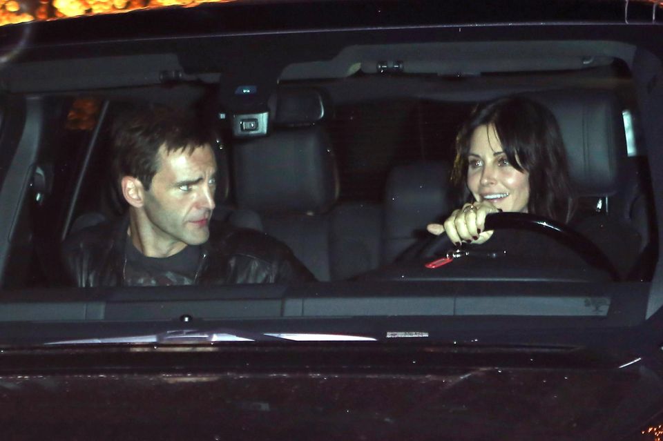 Jedes Jahr Anfang Dezember gibt Jennifer Aniston ihre private "Holiday Party". Dieses Mal fuhren wieder einige Stars vor, hier zum Beispiel Anistons gute Freundin Courteney Cox mit dem Musiker Johnny McDaid. Er kommt aus Nordirland und spielt in der Band "Snow Patrol" Gitarre und Klavier.