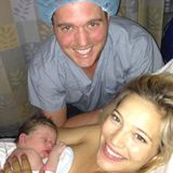 August 2013: Michael Bublé veröffentlicht nach der Geburt seines ersten Sohnes Noah dieses Foto auf Twitter. Die frischgebackene Mutter Luisana Lopilato blickt wie der Sänger glücklich in die Kamera.