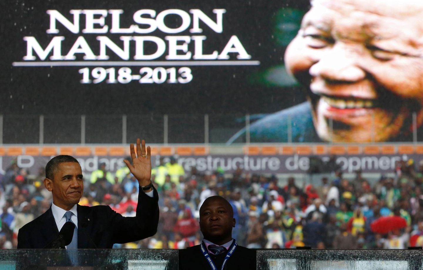 Im Fußballstadion von Johannesburg findet die offizielle Trauerfeier für Nelson Mandela statt. Trotz Regen sind tausende Anhänger gekommen. U.S. Präsident Barack Obama hält eine Rede in Gedenken an den verstorbenen Nobelpreisträger.