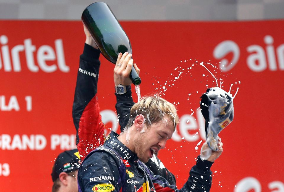 27. Oktober 2013: Sebastian Vettel toppt alle Rekorde. Zum vierten Mal in Folge feiert der 26-Jährige als jüngster Fahrer aller Zeiten den Gewinn der Weltmeisterschaft in der Formel 1. Bereits vier Rennen vor dem Ende der Rennsaison beim "Großen Preis von Indien" entscheidet der Heppenheimer den Titel für sich.