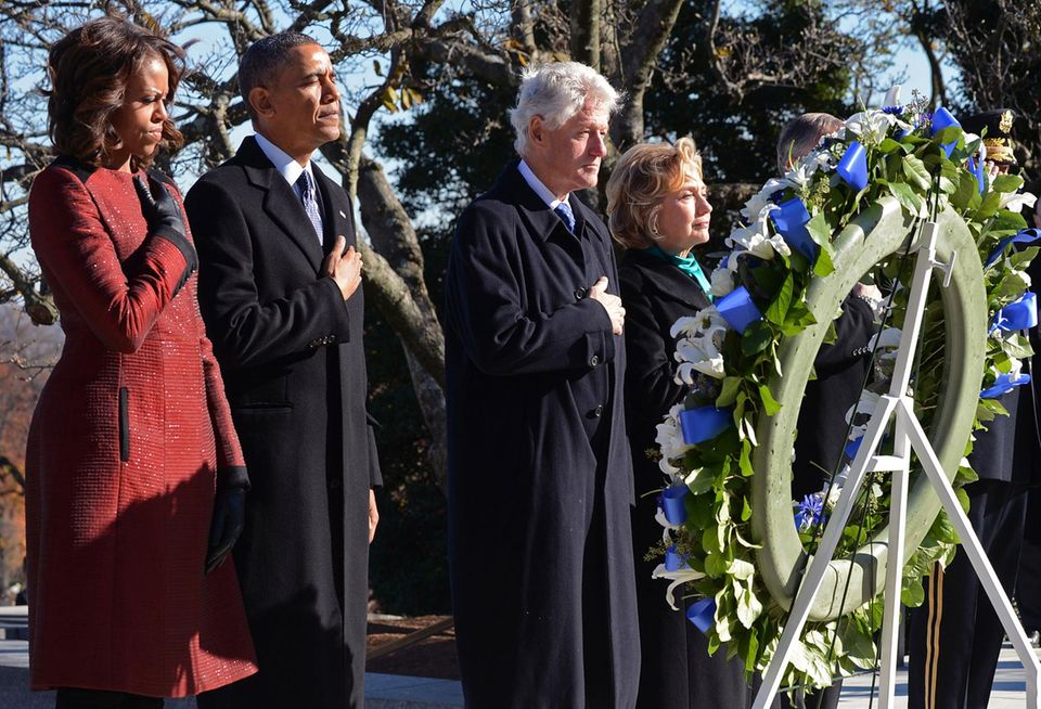 22. November 2013:Michelle Obama, Barack Obama, Bill Clinton und Hillary Clinton gedenken dem vor 50 Jahren ermordeten Präsidenten John F. Kennedy und legen an seinem Grab auf dem "Arlington National Cemetery" einen Kranz nieder. 22. November 2013:Michelle Obama, Barack Obama, Bill Clinton und Hillary Clinton gedenken dem vor 50 Jahren ermordeten Präsidenten John F. Kennedy und legen an seinem Grab auf dem "Arlington National Cemetery" einen Kranz nieder.