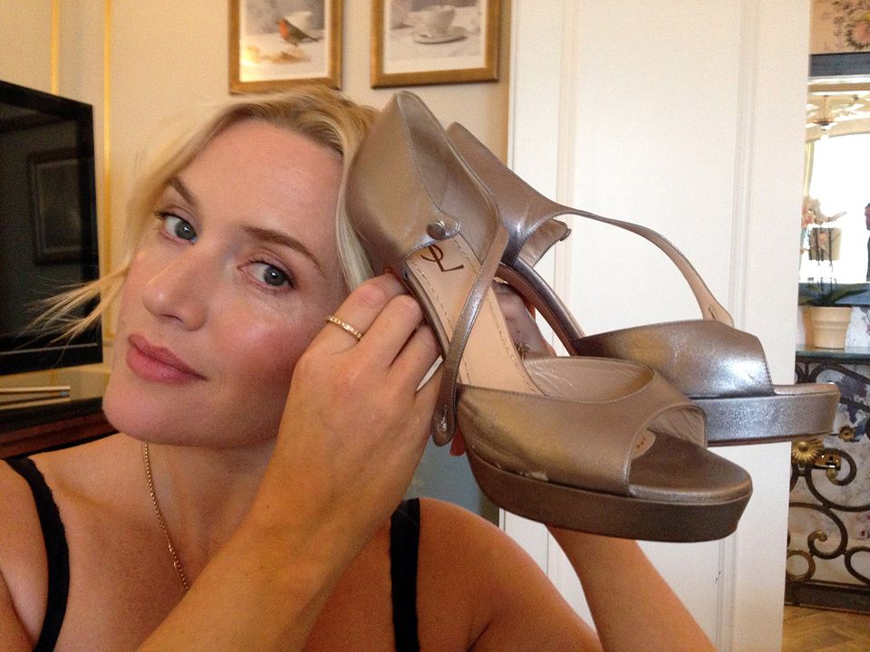 Kate Winslet hat sich für die Versteigerung zugunsten des "Small Steps"-Projekts von ihren seidenen Yves-Saint-Laurent-Pumps getrennt. Die Organisation setzt sich weltweit für Kinder und Familien ein, die auf Müllkippen leben müssen. http://www.smallstepsproject.org Kate Winslet hat sich für die Versteigerung zugunsten des "Small Steps"-Projekts von ihren seidenen Yves-Saint-Laurent-Pumps getrennt. Die Organisation setzt sich weltweit für Kinder und Familien ein, die auf Müllkippen leben müssen. http://www.smallstepsproject.org
