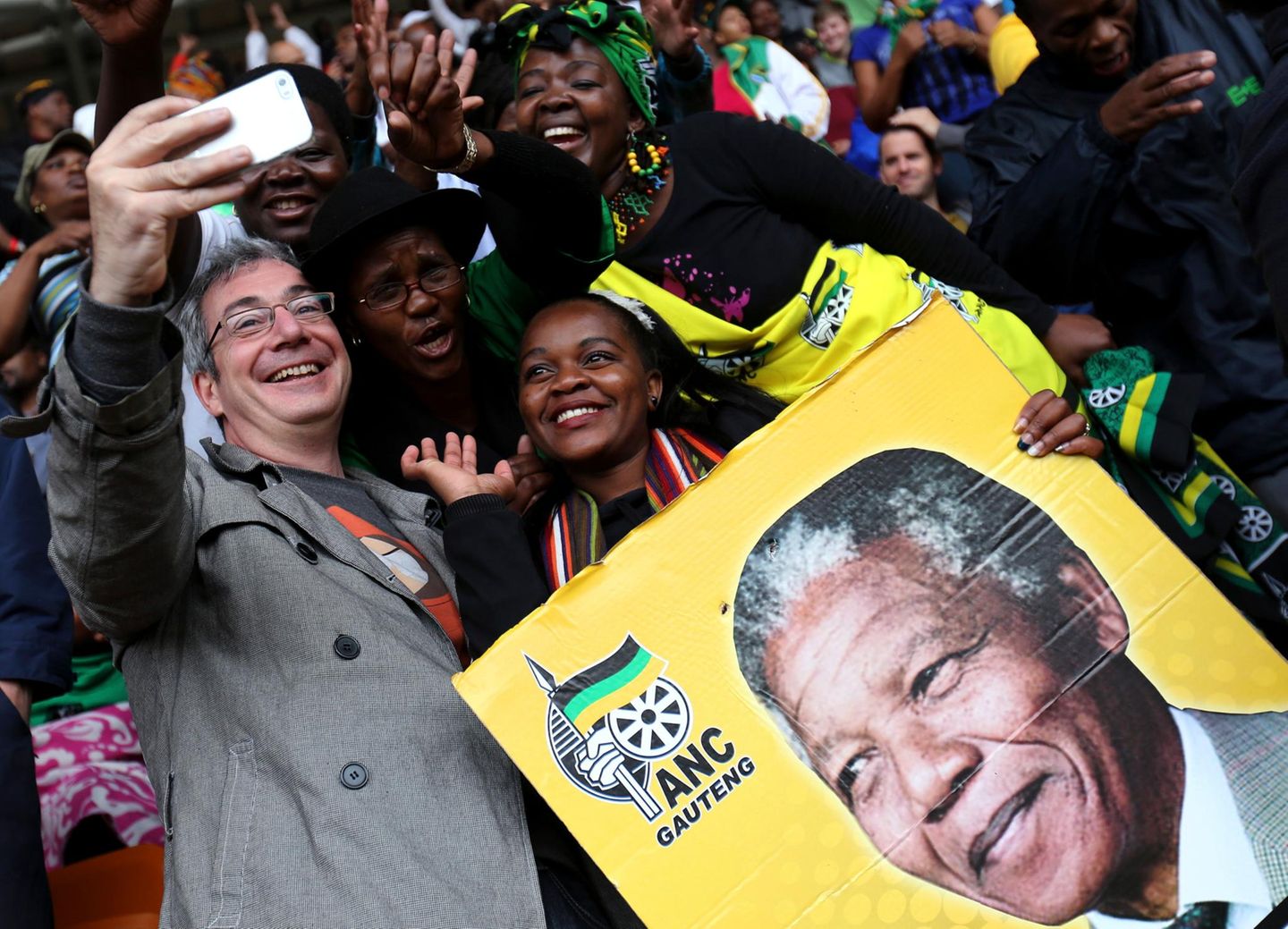 Trotz des traurigen Anlasses feiern die Mandela-Anhänger ausgelassen.
