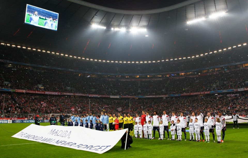 Auch die Champions League erinnert an Nelson Mandela. Vor dem Spiel Bayern München gegen Manchester City in München stehen die Fußballer hinter einem Banner mit den Worten: "Madiba, die Welt wird niemals vergessen".