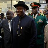 Nigerias Präsident Goodluck Jonathan kommt zur Trauerfeier im "First National Bank"-Stadion.