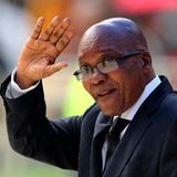 Im Fußballstadion von Johannesburg findet die offizielle Trauerfeier für Nelson Mandela statt. Trotz Regen sind tausende Anhänger gekommen. Selbstverständlich ist auch Südafrikas amtierender Präsident Jacob Zuma dabei.