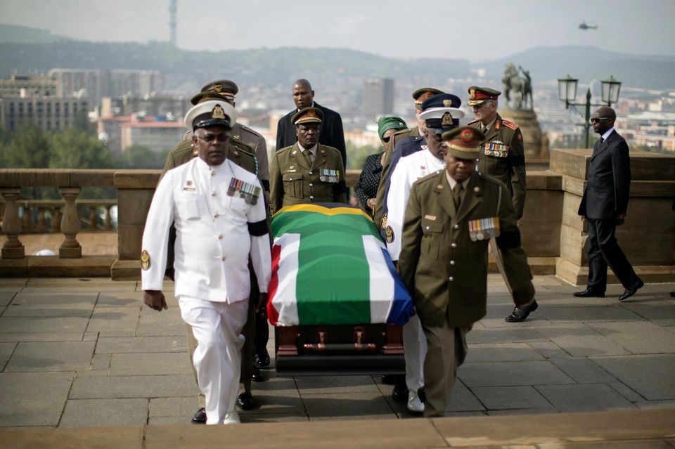 Militärs tragen den Sarg mit dem Leichnam von Neslon Mandela zum Regierungskomplex in Pretoria. Hier wird Nelson Mandela drei Tage lang öffentlich aufgebahrt.