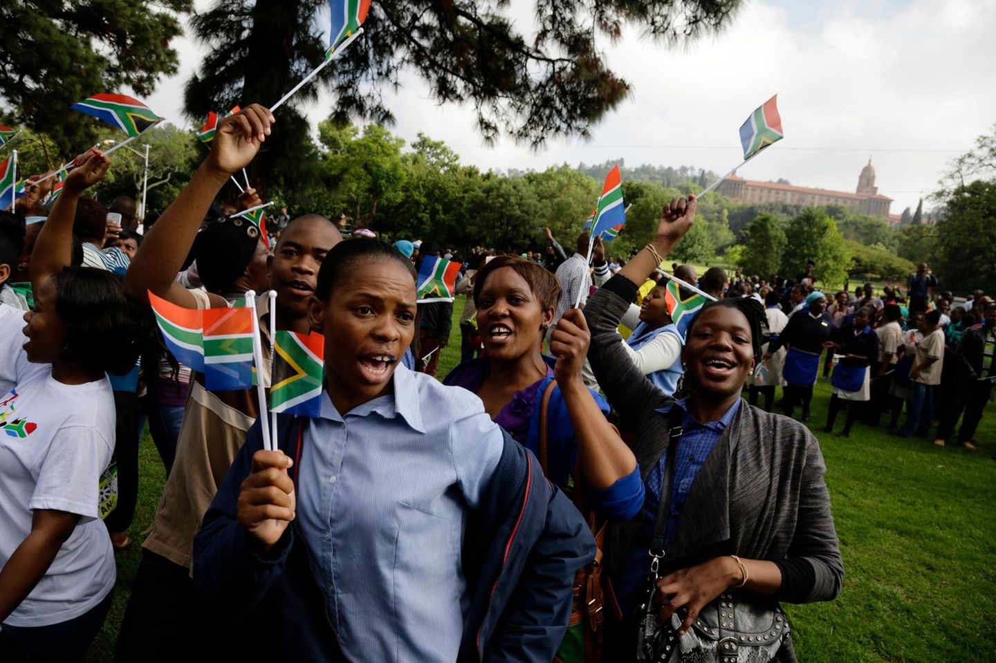 Am Straßenrand feiern die Mandela-Anhänger um den Nobelpreisträger zu ehren.