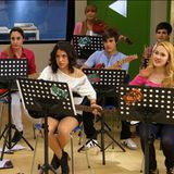 In Buenos Aires angekommen, nimmt "Violetta" Klavierstunden in der Musikschule "Studio 1". Dort lernt sie "Léon (Jorge Blanco), "Andrés" (Nicolás Garnier), "Ludmila" (Mercedes Lambre) und "Naty" (Alba Rico, im Uhrzeigersinn) kennen...