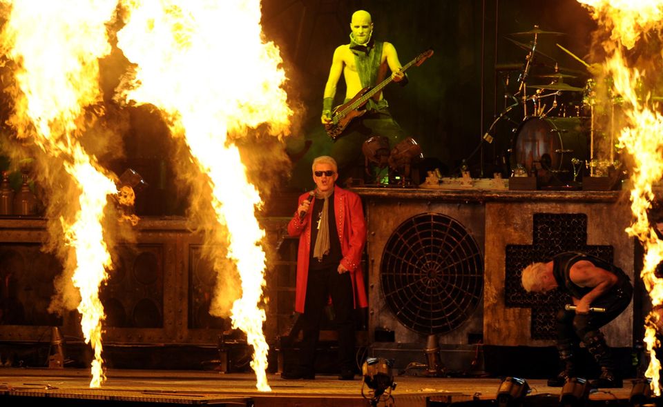 1. August 2013: Zwei musikalische Welten vereint auf einer Bühne: Schlagerstar Heino rockt gemeinsam mit "Rammstein" beim "Wacken Open Air Festival" in Schleswig-Holstein. 1. August 2013: Zwei musikalische Welten vereint auf einer Bühne: Schlagerstar Heino rockt gemeinsam mit "Rammstein" beim "Wacken Open Air Festival" in Schleswig-Holstein.