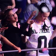 Selena Gomez und Katy Perry feiern im Publikum und singen Britneys Hits lauthals mit.