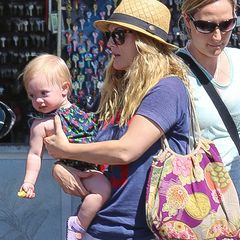 28. April 2015  Drew Barrymore und Klein-Frankie sind auf dem Weg in die Mall um einen Mutter-Tochter.Tag beim Shopping zu verbringen.