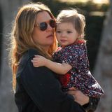 25. Januar 2014  Die schwangere Drew Barrymore ist gemeinsam mit Ehemann Will und Tochter Olive zum Shopping in West Hollywood unterwegs. Trotz rundem Kugelbauch trägt Drew Barrymore Olive auf dem Arm.