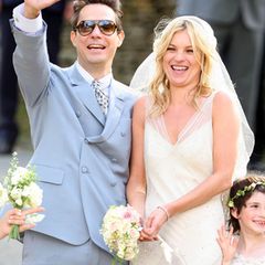 Jamie Hince und Kate Moss leben den Rock'n'Roll-Lifestyle. Zu ihrer Hippie-Hochzeit im Juli 2011 auf dem englischen Land kommen unzählige Models, Musiker und Schauspieler. Das Brautkleid entwarf Kates guter Freund, Star-Designer John Galliano.