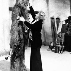 Der hochgewachsene Brite Peter Mayhew war perfekt für die Rolle des Riesen "Chewbacca" - das Frisurenstyling am Set verlangte Hair- und Make-up-Artists wie hier Kay Freeborn allerdings einiges ab.
