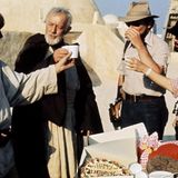 Die Crew feiert den Geburtstag von Sir Alec Guiness ("Obi Wan Kenobi"). In Tunesien wird Torte gegessen und angestoßen.
