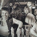 Harrison Ford als "Han Solo", Peter Mayhew als "Chewbacca", Mark Hamill als "Luke Skywalker" und Carrie Fisher als "Prinzessin Leia" (von links nach rechts) bei Dreharbeiten im Cockpit. "Ich habe das größte Lächeln von allen im Gesicht. Wirklich", schreibt Mayhew zu dem Foto.