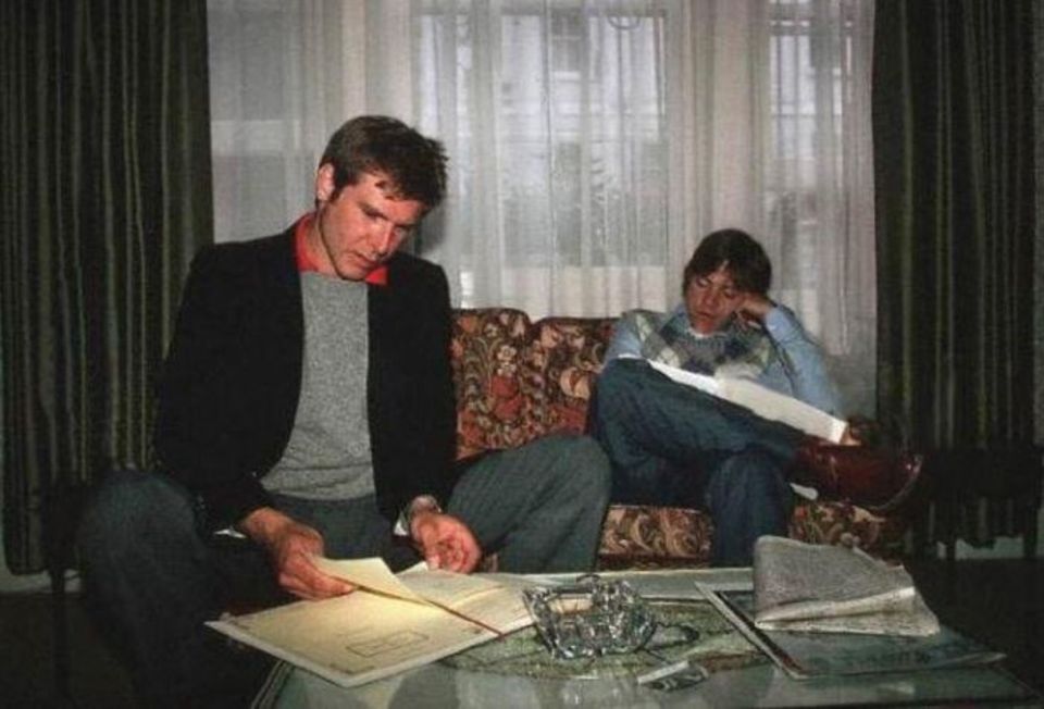 "Lange Nächte zum Proben waren normal", schreibt Peter Mayhew zu diesem Foto, dass Harrison Ford und Mark Hamill beim Textlernen zeigt.