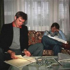 "Lange Nächte zum Proben waren normal", schreibt Peter Mayhew zu diesem Foto, dass Harrison Ford und Mark Hamill beim Textlernen zeigt.