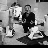 "R2-D2"-Darsteller Kenny Baker neben seinem Kostüm. Mit einer Körpergröße von 1, 11 Metern passte er perfekt in den Körper des Droiden.